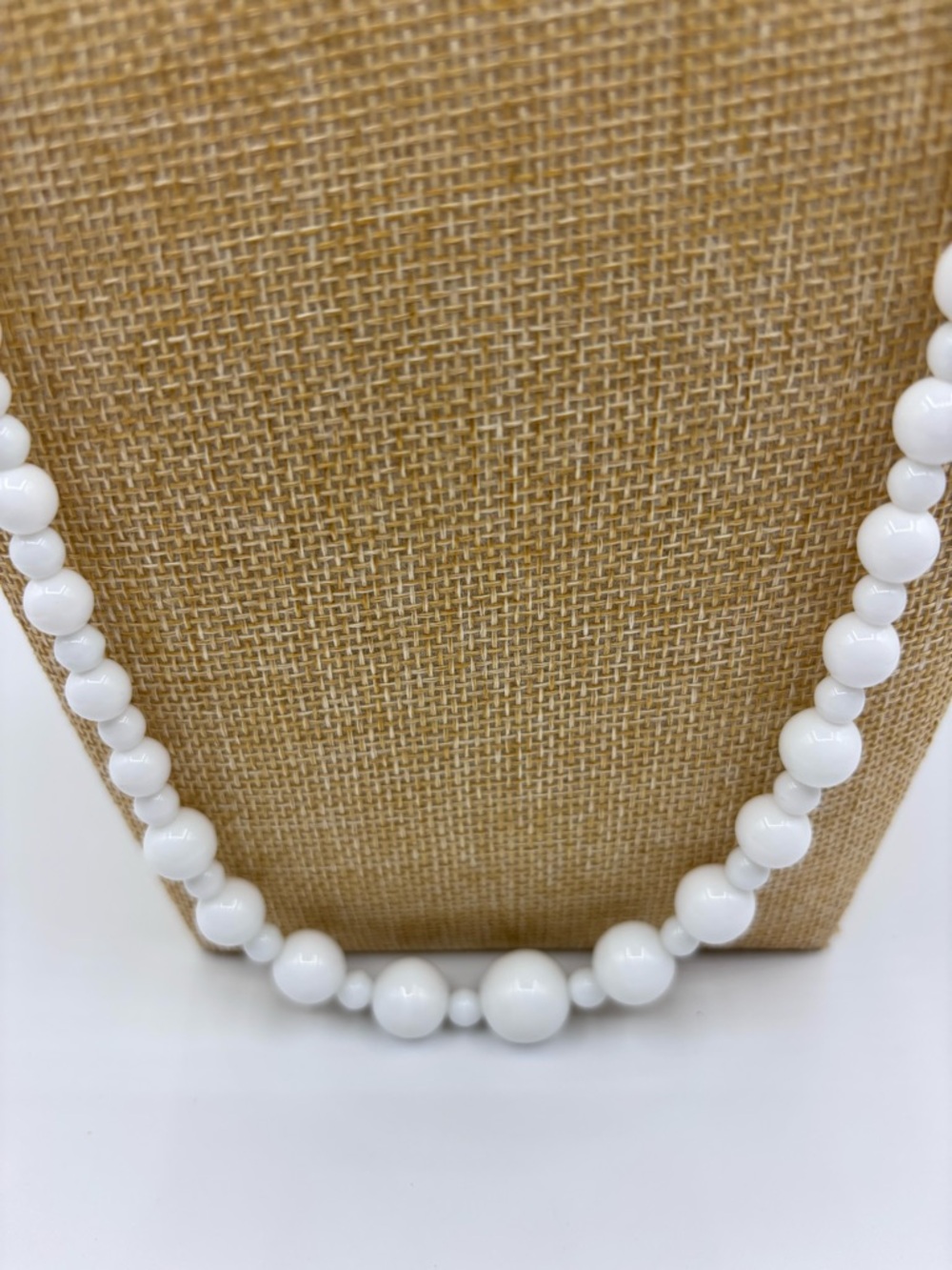 Vintage Milk Glass Graduated Bead Necklace JP462